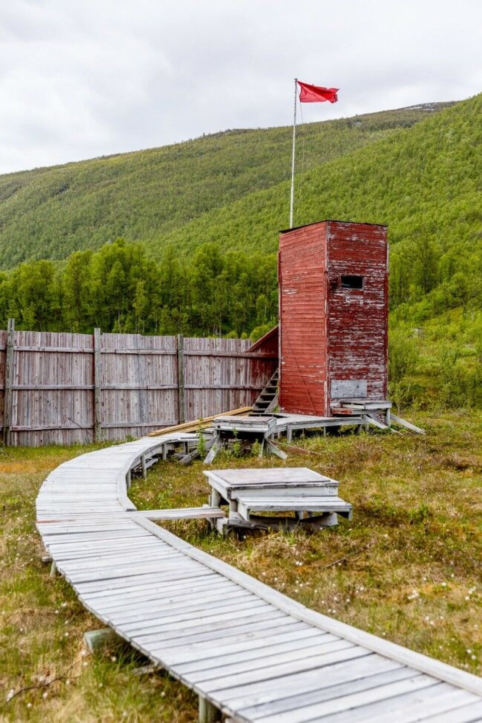 Leirduebanen til Tromsø JFF har sett bedre dager. – Hvis vi kan bli, så skal vi shine opp her, sier foreningens leder Øyvind Hilmarsen. Leirduebanen til Tromsø JFF har sett bedre dager. – Hvis vi kan bli, så skal vi shine opp her, sier foreningens leder Øyvind Hilmarsen.