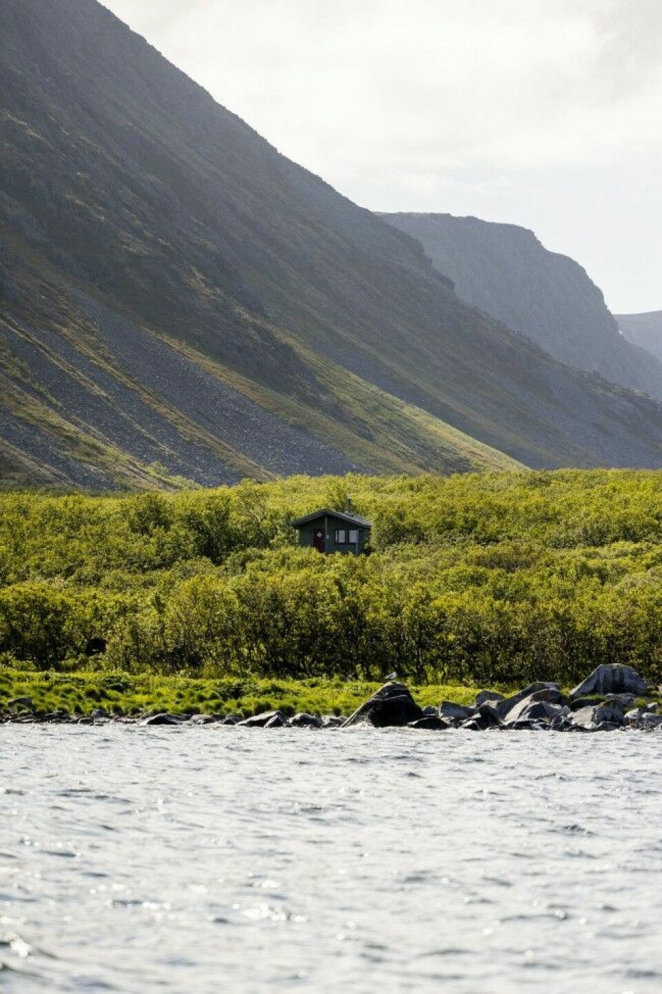 Nord-Kvaløyhytta er foreningens mest utilgjengelige hytte, der den ligger langt uti havgapet. De første ukene av rypejakta er det derimot hard rift om den.