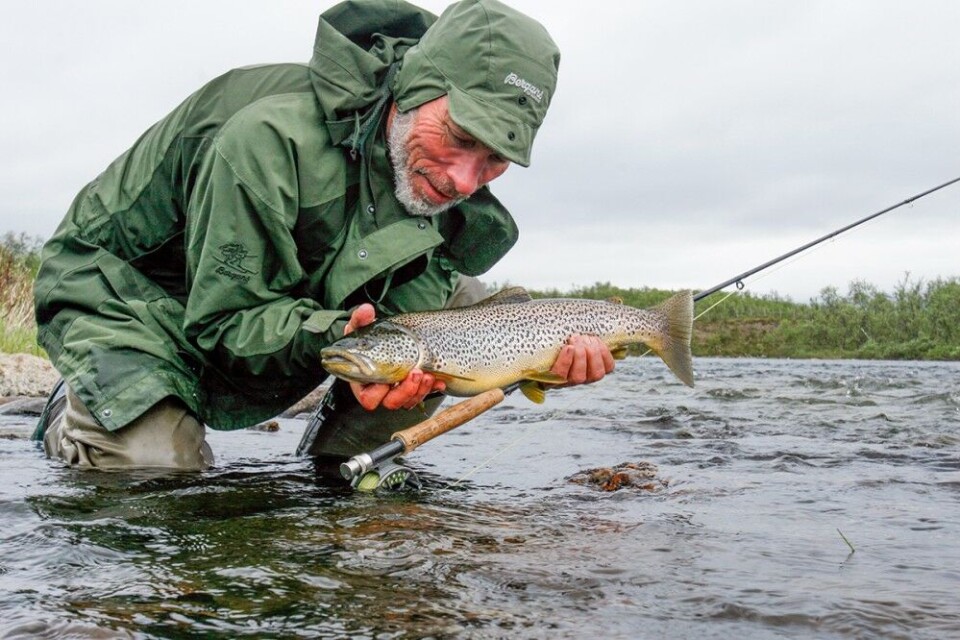Det blir hevdet at det er en selsom opplevelse å følge Dag på fisketur. Han fisker. Hele tida. Her er flueørret fra Finnmarksvidda, fra en ukes kanotur. Det blir hevdet at det er en selsom opplevelse å følge Dag på fisketur. Han fisker. Hele tida. Her er flueørret fra Finnmarksvidda, fra en ukes kanotur.