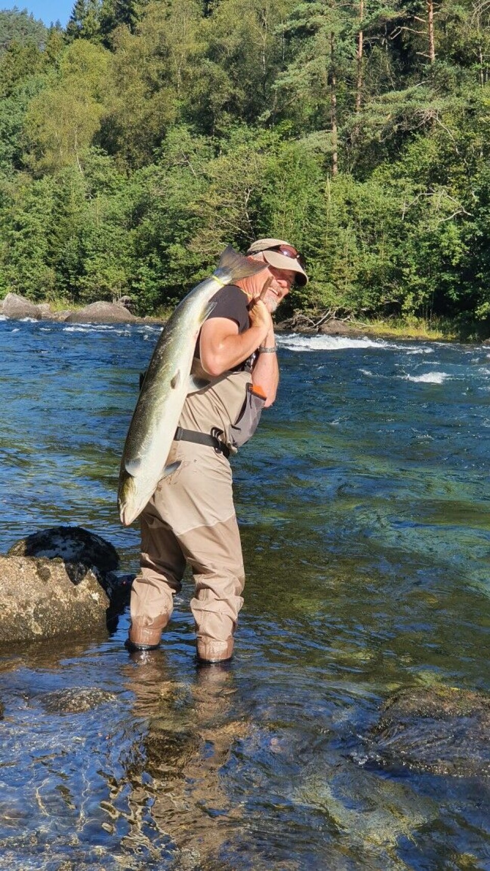 Finn Krogh er fast inventar i Suldalslågen ut på høsten. Her har en suldøl på 11 kilo måtte bite i gresset. Finn Krogh er fast inventar i Suldalslågen ut på høsten. Her har en suldøl på 11 kilo måtte bite i gresset.