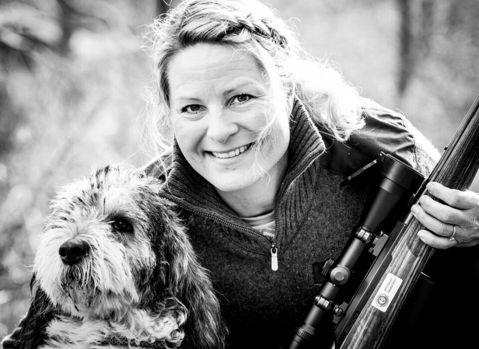 Gunn Hege Hardus fra Våle i Vestfold og Telemark er landets eneste kvinnelige fylkesinstruktør på rifle. Her med to gode venner i Gunn Hege Hardus fra Våle i Vestfold og Telemark er landets eneste kvinnelige fylkesinstruktør på rifle. Her med to gode venner i