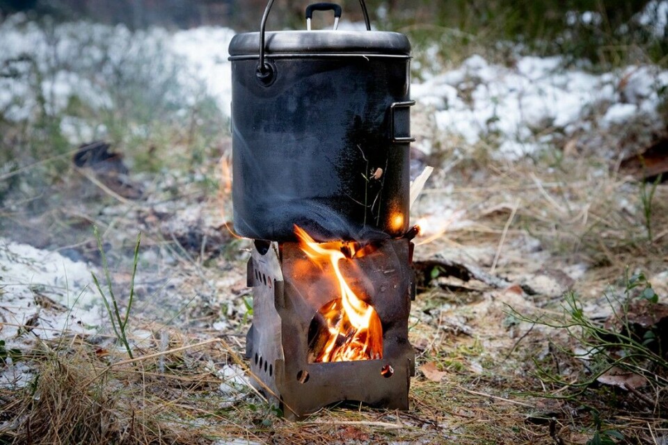 Savotta Hobo Stove er en tilsynelatende veldig enkel bålbrenner. Potensialet er der, hvis du legger litt trening i fyringen. (Kjelen på bildet følger ikke med.) Savotta Hobo Stove er en tilsynelatende veldig enkel bålbrenner. Potensialet er der, hvis du legger litt trening i fyringen. (Kjelen på bildet følger ikke med.)