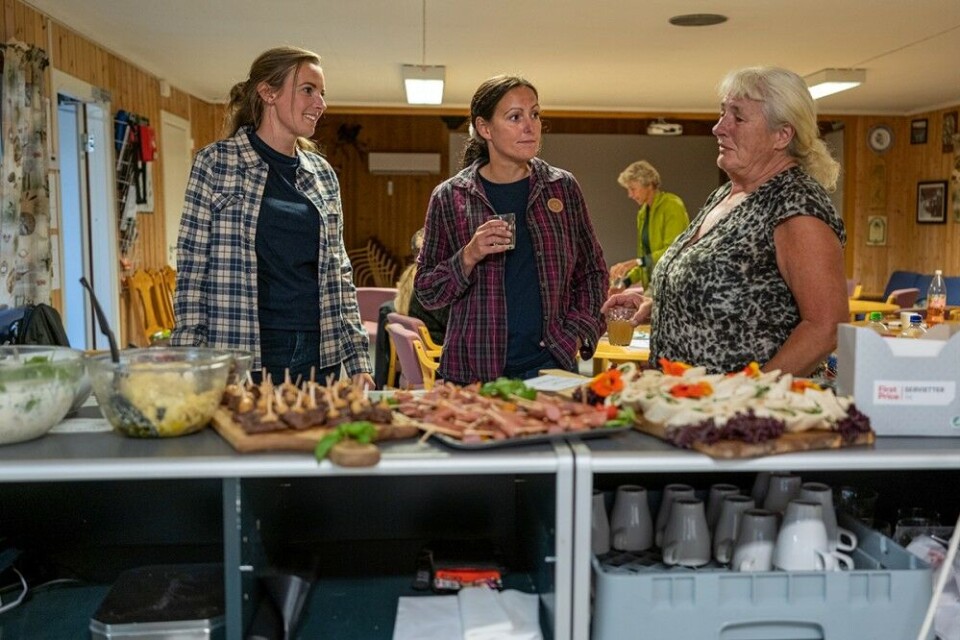 Fylkessøstrene Gina (til venstre) og Mari Tangen Evensen (i midten) hjalp til med å arrangere jentekickoffen. Gina er kvinnekontakt i fylket, mens Mari er jakt- og fiskekonsulent. Her i dialog med Bjørg-Kari Ringen, som var en av mange driftige damer som bidro organisatorisk. Fylkessøstrene Gina (til venstre) og Mari Tangen Evensen (i midten) hjalp til med å arrangere jentekickoffen. Gina er kvinnekontakt i fylket, mens Mari er jakt- og fiskekonsulent. Her i dialog med Bjørg-Kari Ringen, som var en av mange driftige damer som bidro organisatorisk.