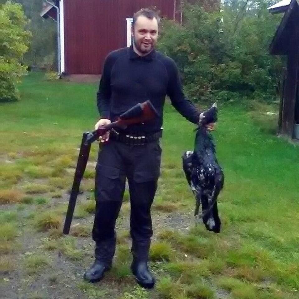 Wilhelm Sønsterud går raskt og lydløst for å komme overraskende på fuglen før den rekker å stikke segunna. Her med sin siste tiur, skutt i 2018. Året etter ble han syk og måtte legge hagla på hylla. Wilhelm Sønsterud går raskt og lydløst for å komme overraskende på fuglen før den rekker å stikke segunna. Her med sin siste tiur, skutt i 2018. Året etter ble han syk og måtte legge hagla på hylla.