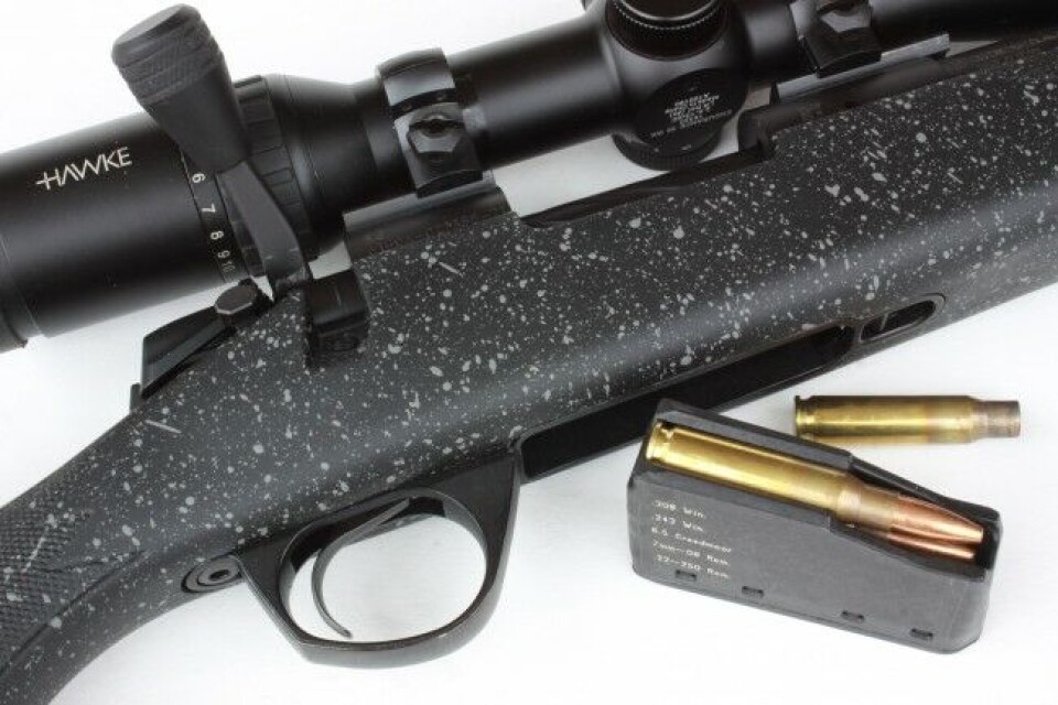 Den kompakte låskassa passer korte patroner som .308 Winchester-klassen. Boksmagasinet i kunststoff rommer 3 patroner. Det fungerer utmerket på alle måter. Den kompakte låskassa passer korte patroner som .308 Winchester-klassen. Boksmagasinet i kunststoff rommer 3 patroner. Det fungerer utmerket på alle måter.