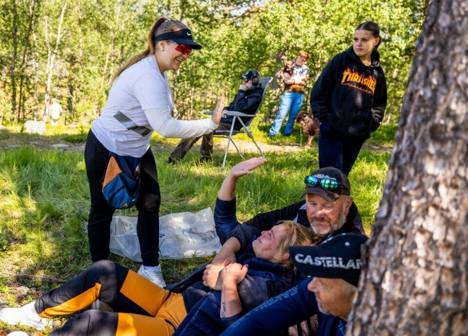Veronica Lilleødegård highfiver stemor Brigitte Lilleeng og pappa Kenneth Lilleødegård. Veronica Lilleødegård highfiver stemor Brigitte Lilleeng og pappa Kenneth Lilleødegård.