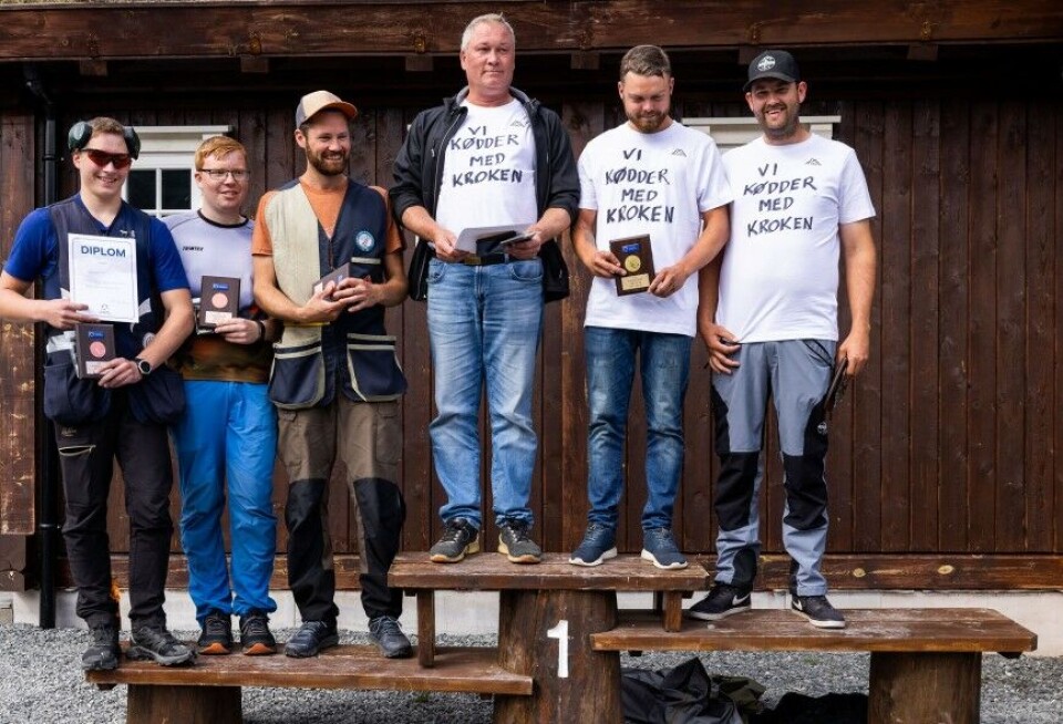 “Ingen kødder med Kroken” sto det t-skjorta til Abraham Jostein Nesland fra Kroken JFF 3, da de mottok førstepris for lagskytingen for leirduesti. Dagen ettter vinner Skien JFF lagskyting for jegertrap. De kødder med Kroken, som desverre hadde reist før premieutderlingen og fikk ikke vært med på spøken. “Ingen kødder med Kroken” sto det t-skjorta til Abraham Jostein Nesland fra Kroken JFF 3, da de mottok førstepris for lagskytingen for leirduesti. Dagen ettter vinner Skien JFF lagskyting for jegertrap. De kødder med Kroken, som desverre hadde reist før premieutderlingen og fikk ikke vært med på spøken.