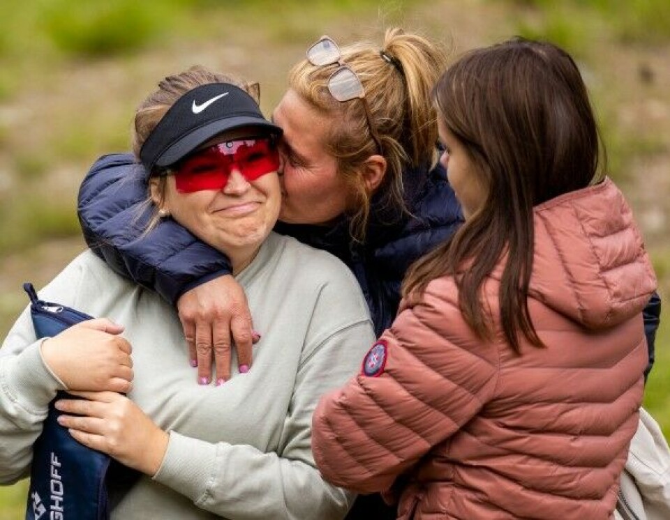 Veronica Lilleødegård fra Tvedestrand JFF får gratulasjoner av sin stolte stemor Brigitte Lilleeng. Veronica Lilleødegård fra Tvedestrand JFF får gratulasjoner av sin stolte stemor Brigitte Lilleeng.