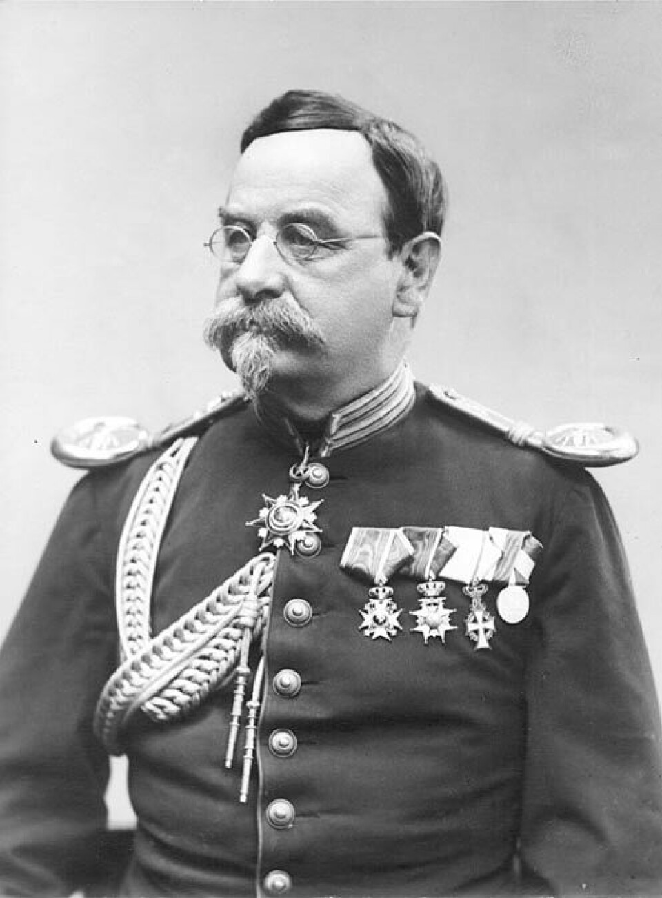 Ole Herman Krag (1837 - 1916) var våpenkonstruktør og direktør ved Kongsberg Våpenfabrikk fra 1880 til 1895. Ole Herman Krag (1837 - 1916) var våpenkonstruktør og direktør ved Kongsberg Våpenfabrikk fra 1880 til 1895.