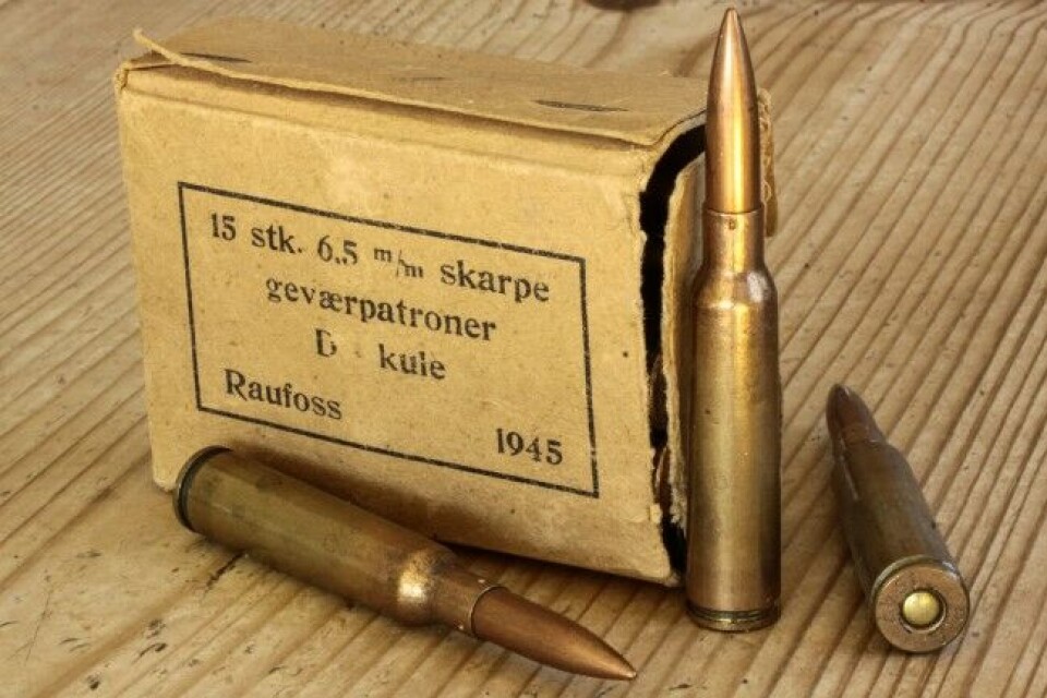 Krag- Jørgensen-rifla ble for det meste produsert for det norsk-svenske kaliberet 6,5x55 fra 1893. Det er fortsatt en av våre vanlige jaktpatroner, men ladet til høyere trykk. Disse gamle Raufoss-patronene ga et mer moderat trykk, som Kragen tålte. Krag- Jørgensen-rifla ble for det meste produsert for det norsk-svenske kaliberet 6,5x55 fra 1893. Det er fortsatt en av våre vanlige jaktpatroner, men ladet til høyere trykk. Disse gamle Raufoss-patronene ga et mer moderat trykk, som Kragen tålte.
