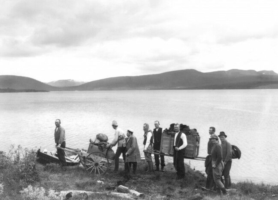 Høsten 1921 ble et beverpar fanget i Åmli. De to beverne fikk en lang og strevsom reise til sitt nye hjem i Bjurälven i Jämtland. Eric Festin er nummer tre fra venstre. Høsten 1921 ble et beverpar fanget i Åmli. De to beverne fikk en lang og strevsom reise til sitt nye hjem i Bjurälven i Jämtland. Eric Festin er nummer tre fra venstre.