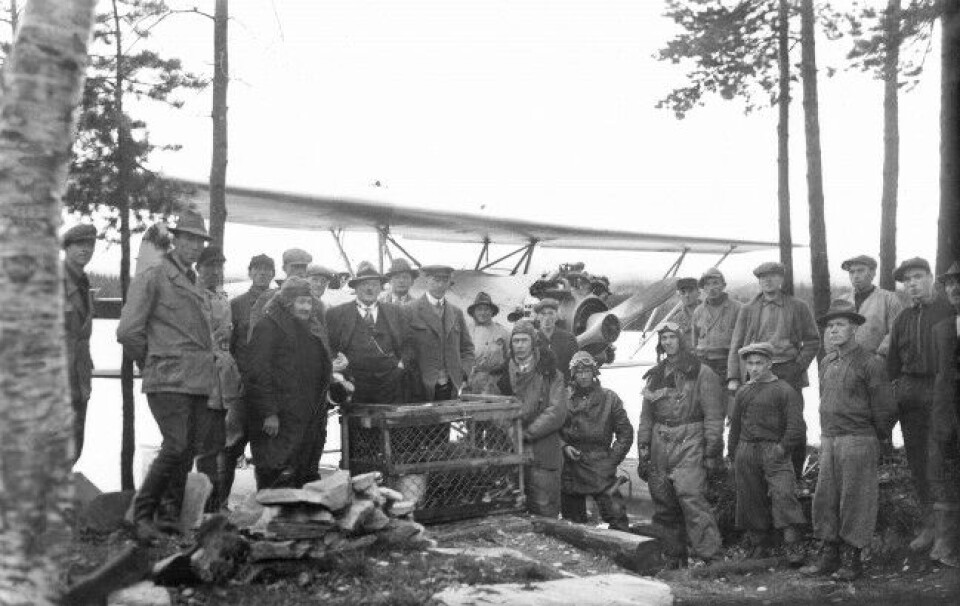 I 1934 kunne bevertransporten også skje med sjøfly, i tillegg til den lange togreisen. Mannen til venstre for buret er Eric Festin. I 1934 kunne bevertransporten også skje med sjøfly, i tillegg til den lange togreisen. Mannen til venstre for buret er Eric Festin.