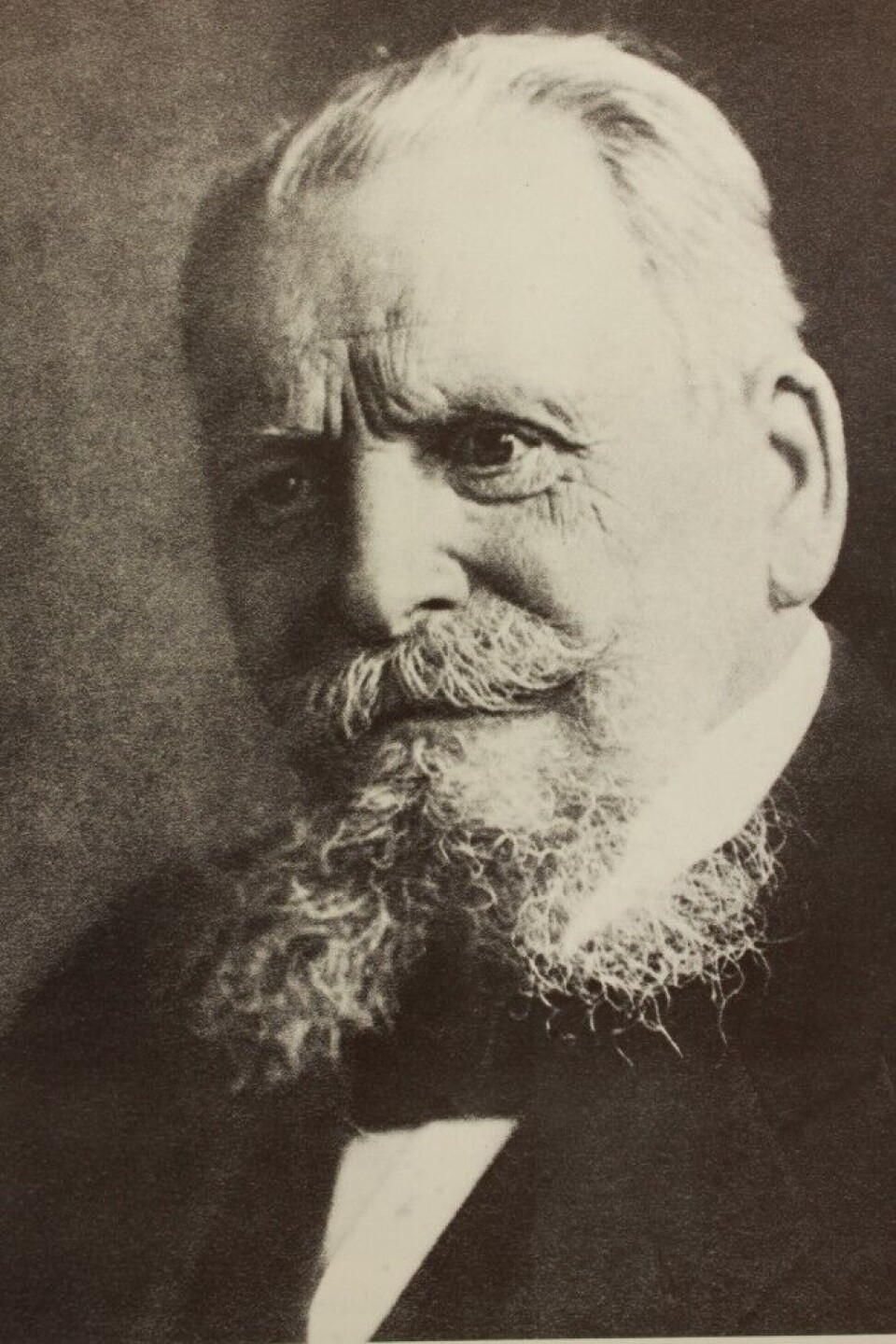Paul Mauser 1838 -1914. Bildet er hentet fra Ludwig Olsons bok Mauser Bolt rifles fra 1972. Paul Mauser 1838 -1914. Bildet er hentet fra Ludwig Olsons bok Mauser Bolt rifles fra 1972.