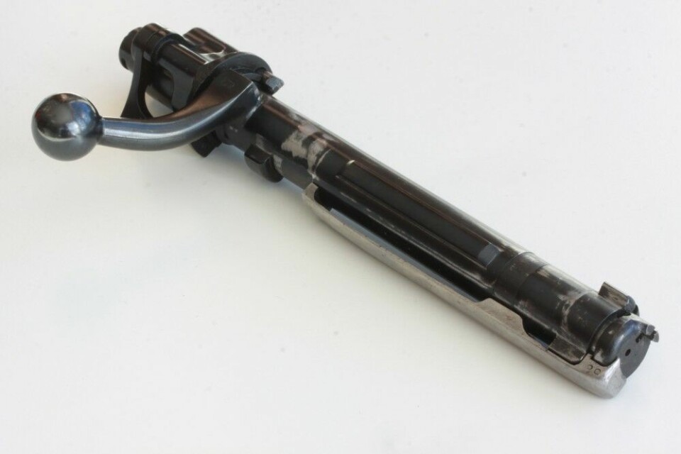 Mauser M98 sluttstykke med den karakteristiske lange utdragerfjæren på høyre side.