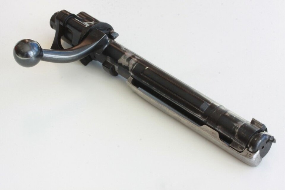 Mauser M98 sluttstykke med den karakteristiske lange utdragerfjæren på høyre side. Mauser M98 sluttstykke med den karakteristiske lange utdragerfjæren på høyre side.