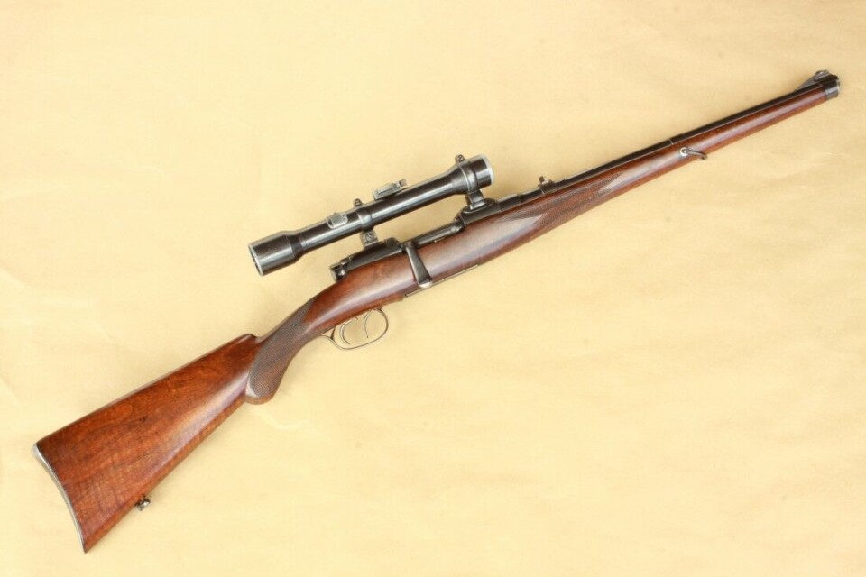 Mannlicher-Schönauer modell 1903 fra Steyr er en særdeles hendig og vellaget rifle. Denne er produsert i 1908. Helstokkrifler har siden den gang blitt kalt «Mannlicher». Mannlicher-Schönauer modell 1903 fra Steyr er en særdeles hendig og vellaget rifle. Denne er produsert i 1908. Helstokkrifler har siden den gang blitt kalt «Mannlicher».