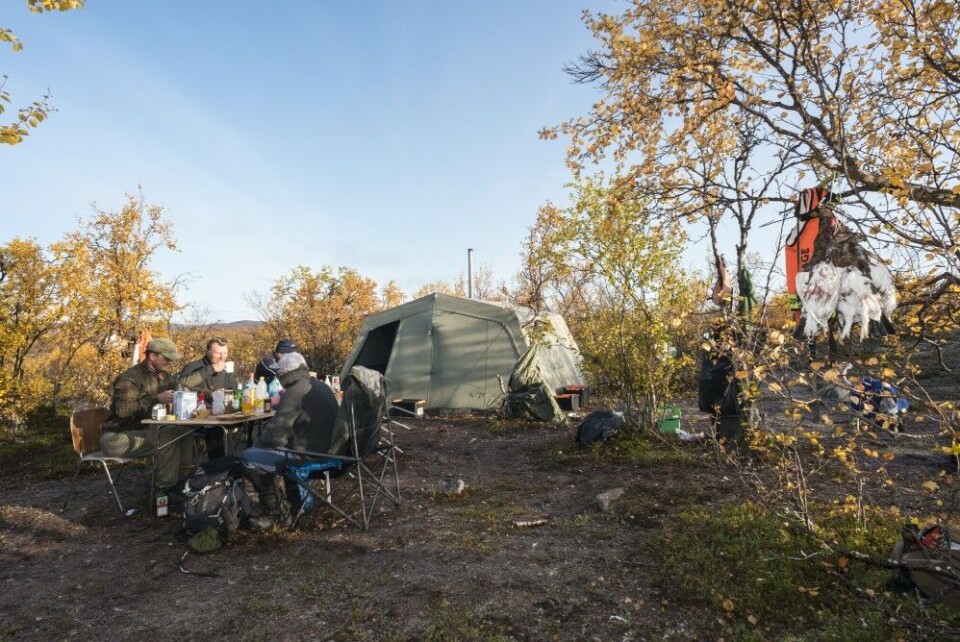 Kravet til komfort øker, når man har jaktet rype i noen tiår. Å komme til en ferdig rigget jaktcamp er luksus. Kravet til komfort øker, når man har jaktet rype i noen tiår. Å komme til en ferdig rigget jaktcamp er luksus.