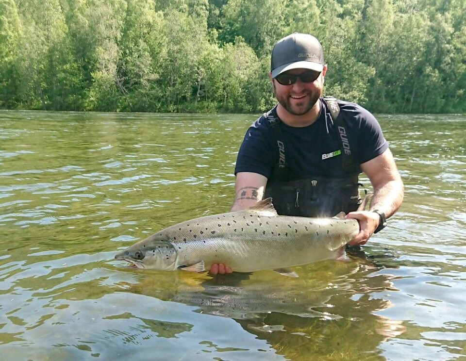 Fin fisk på sone 4! Laksen ble tatt på svært høy vannføring i siste halvdel av juni, nedstrøms fredningsområdet til Forsmofossen. Vanligvis er sone 4 relativt lettfisket, når elva er meteren lavere. Fin fisk på sone 4! Laksen ble tatt på svært høy vannføring i siste halvdel av juni, nedstrøms fredningsområdet til Forsmofossen. Vanligvis er sone 4 relativt lettfisket, når elva er meteren lavere.