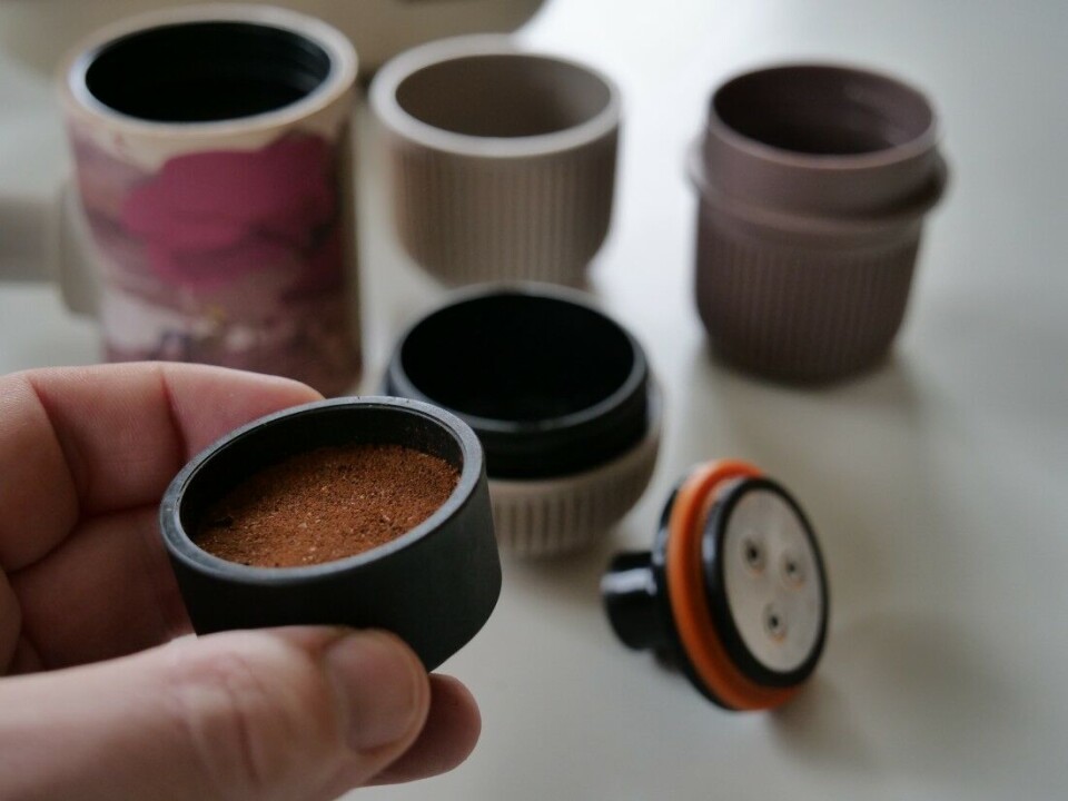 En perfekt presset «kaffepuck» er klar til å skrus inn i tønna. Man kan bruke det meste, men espressomalt kaffe på nest fineste nivå er nok det beste. Delene bak er alt som trengs. En perfekt presset «kaffepuck» er klar til å skrus inn i tønna. Man kan bruke det meste, men espressomalt kaffe på nest fineste nivå er nok det beste. Delene bak er alt som trengs.