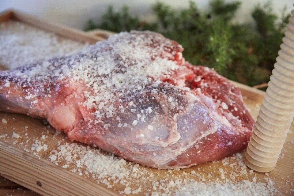 Ved tørrsalting er det viktig å gni grovsaltet godt inn i alle kriker og kroker. Legg det så i en stamp som har et godt lag salt i bunnen, og dekk til med salt rundt hele låret. Ved tørrsalting er det viktig å gni grovsaltet godt inn i alle kriker og kroker. Legg det så i en stamp som har et godt lag salt i bunnen, og dekk til med salt rundt hele låret.