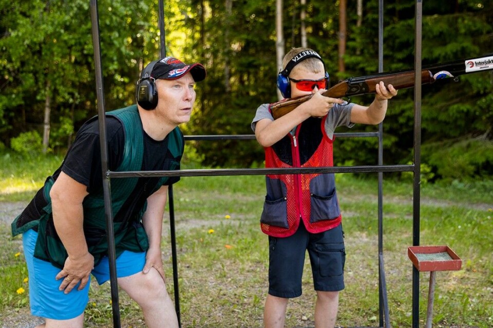 Lucas-Emil Westads hagle er nesten like lang som han selv. Pappa Tommy Westad følger nøye med. Lucas-Emil Westads hagle er nesten like lang som han selv. Pappa Tommy Westad følger nøye med.