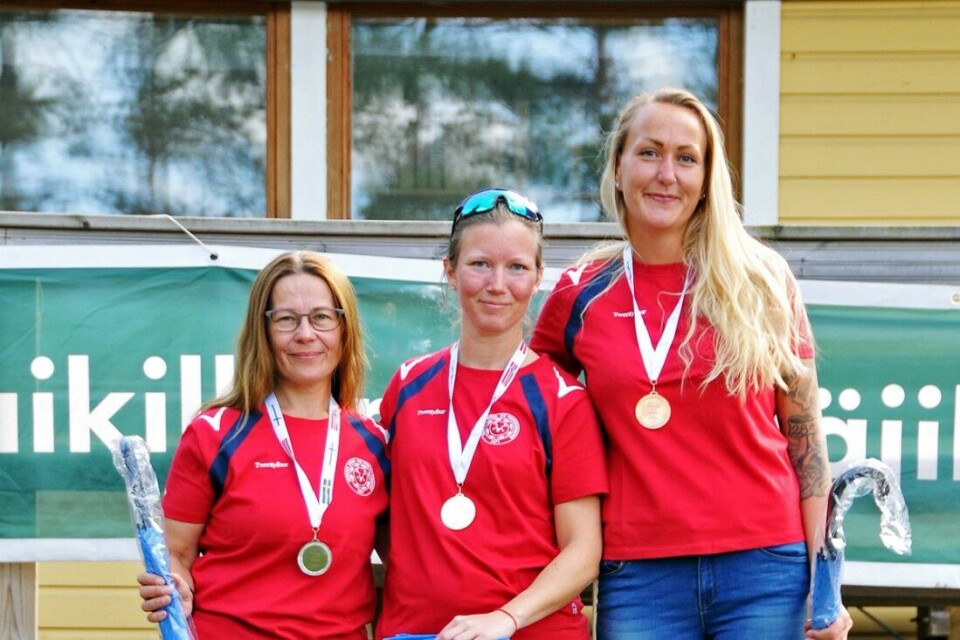 De norske damene skjøt som vanlig strålende. Råest var Tonje Fuglås Kvendbø, her flankert Siv Eriksen (t.v) og Siri Marlen Hemstad. De norske damene skjøt som vanlig strålende. Råest var Tonje Fuglås Kvendbø, her flankert Siv Eriksen (t.v) og Siri Marlen Hemstad.