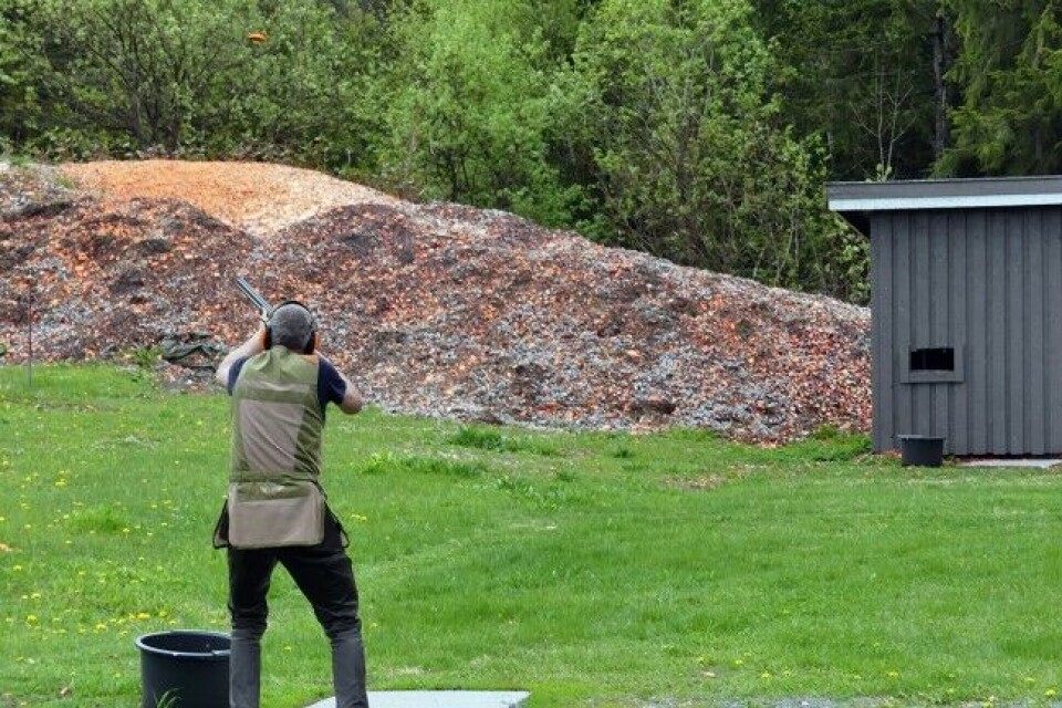 Utfordringen på skeet er kjappe duer på tvers og korte hold. Her er Jan Ove Prestegård ved Løvenskioldbanen skytesenter. Utfordringen på skeet er kjappe duer på tvers og korte hold. Her er Jan Ove Prestegård ved Løvenskioldbanen skytesenter.