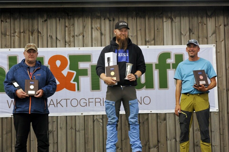 Seierherre på Os Kent Halvorsen (i midten) flankert av Tommy Olsnes (venstre) fra Åsane JFF og bronsemedaljevinner Gjermund Sørum (høyre) fra Buskeruds JFF. Seierherre på Os Kent Halvorsen (i midten) flankert av Tommy Olsnes (venstre) fra Åsane JFF og bronsemedaljevinner Gjermund Sørum (høyre) fra Buskeruds JFF.