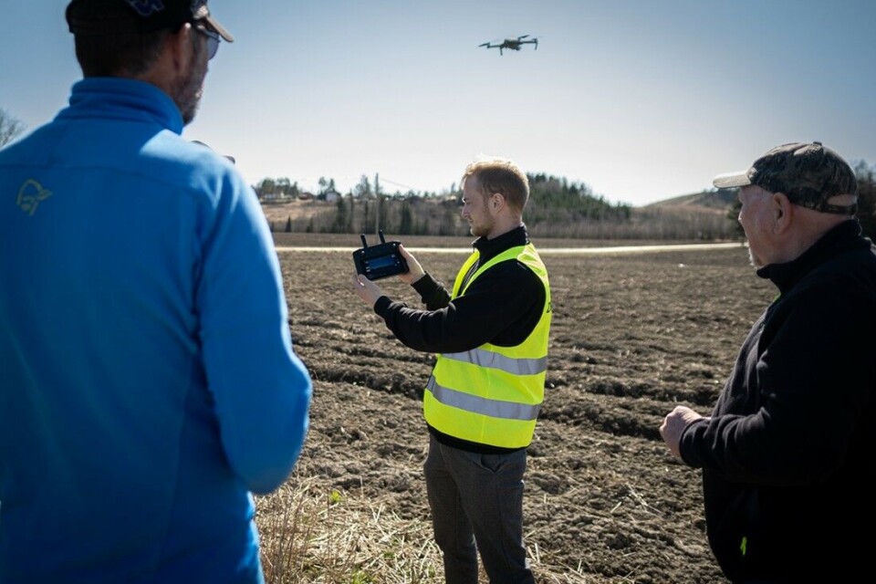 Per Øyvind Alvim (til venstre) og Tore Paulsen (til høyre) fra Eidsberg JFF følger nøye med når Mathias Weber (i midten) fra droneprodusent DJI instruerer i droneflyving på et jorde i Indre Østfold kommune. Per Øyvind Alvim (til venstre) og Tore Paulsen (til høyre) fra Eidsberg JFF følger nøye med når Mathias Weber (i midten) fra droneprodusent DJI instruerer i droneflyving på et jorde i Indre Østfold kommune.
