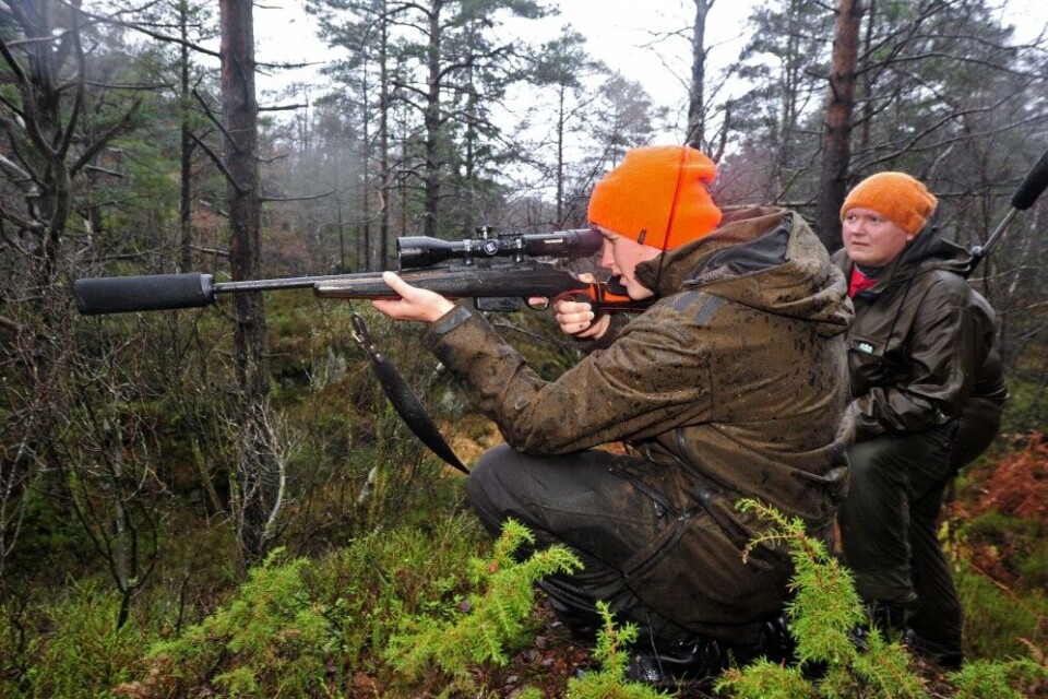 Dyr på hold! Mathias siger ned i knestående, mens pappa Jan- Erik følger spent med. Dyr på hold! Mathias siger ned i knestående, mens pappa Jan- Erik følger spent med.