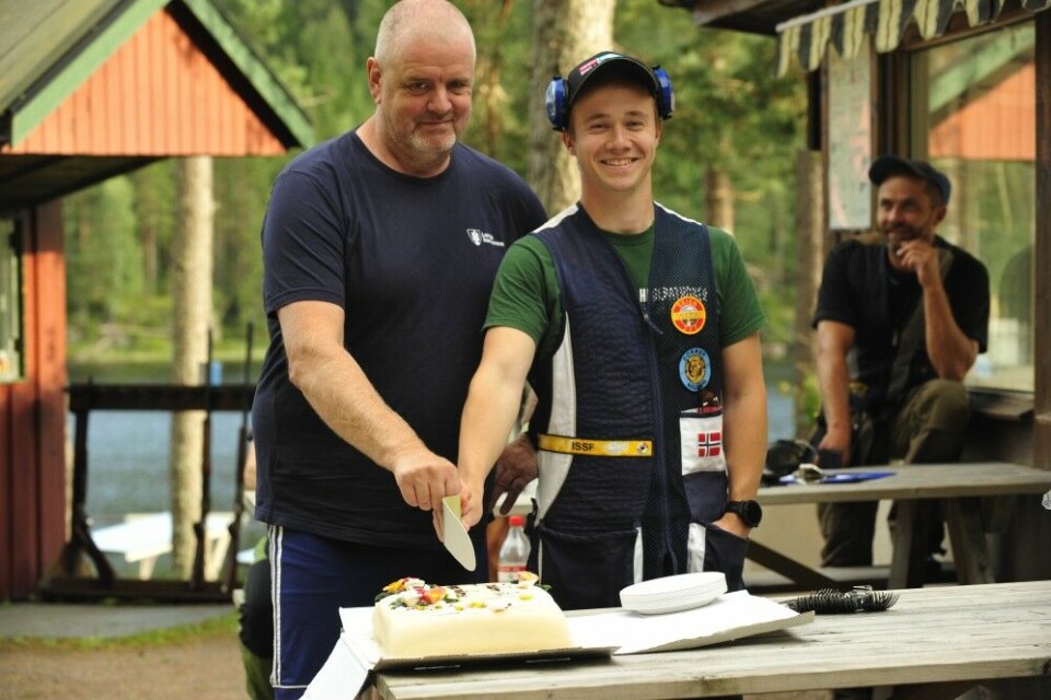 Skien JFF kan vise til et utall NM- mestere i jaktskyting. Sist ut er Martin Røsaker (t.h.), som stakk av med NM- tittel og kongepokal i Målselv sist sommer. Pål Høines ble kåret til NM- mester i Nordisk trap for seniorer. Skien JFF kan vise til et utall NM- mestere i jaktskyting. Sist ut er Martin Røsaker (t.h.), som stakk av med NM- tittel og kongepokal i Målselv sist sommer. Pål Høines ble kåret til NM- mester i Nordisk trap for seniorer.