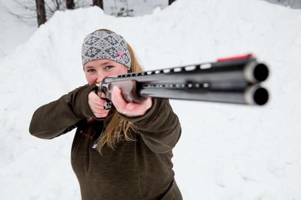 Det braker i vinger, du ser en skygge i øyekroken. Trekker du av eller ikke? Silje Skattebo, en av Norges beste, kvinnelige jaktskyttere, gir deg tips til hvordan du lykkes i skogen. Det braker i vinger, du ser en skygge i øyekroken. Trekker du av eller ikke? Silje Skattebo, en av Norges beste, kvinnelige jaktskyttere, gir deg tips til hvordan du lykkes i skogen.