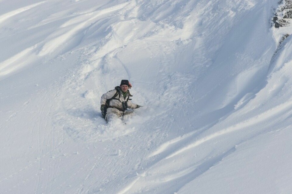 Å jakte i brattheng på vinteren kan være risikofylt. Obs for snøskredfaren!