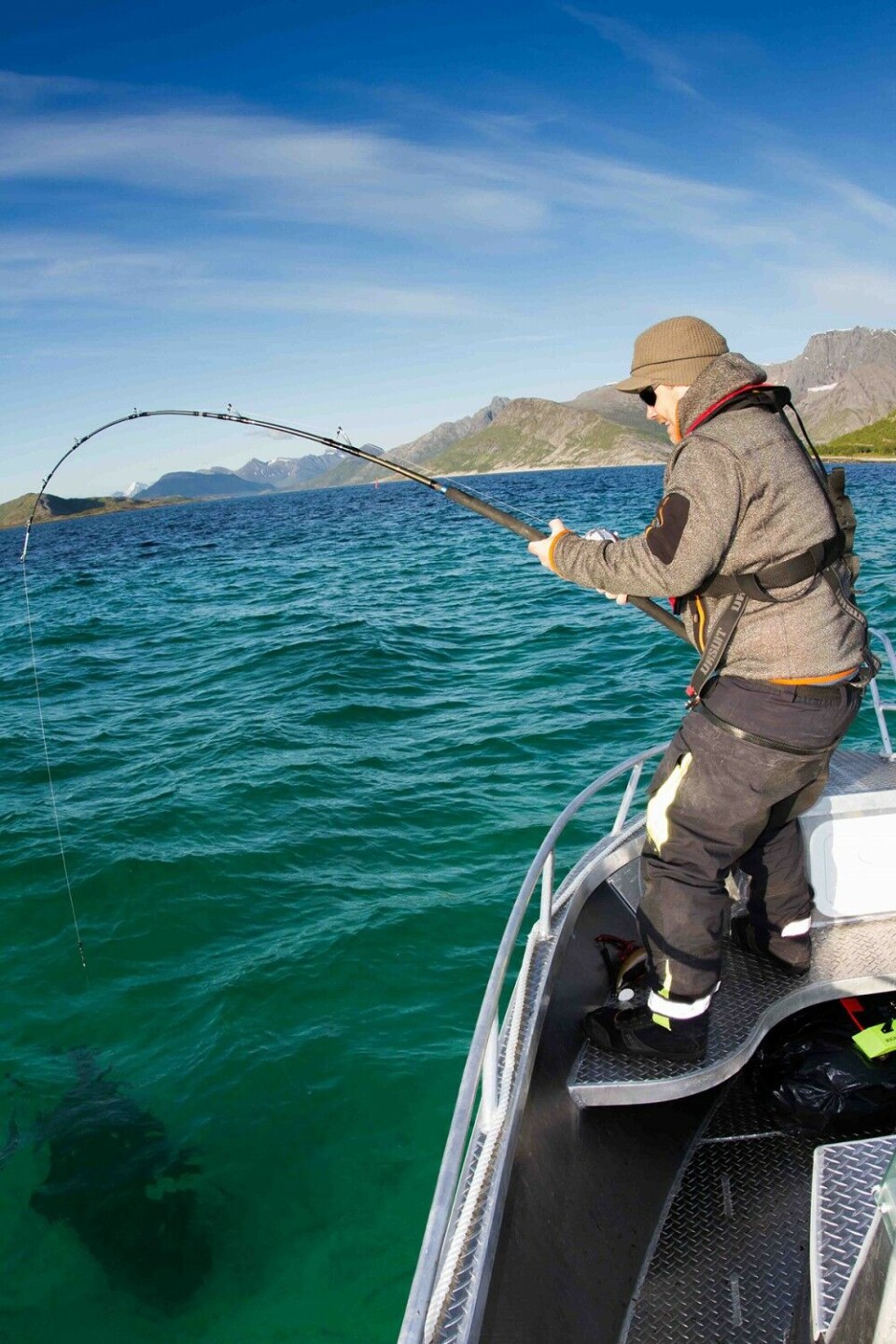 Artikkelforfatteren med 95 kg kveite på vei inn. Klepp og krokløsner må være klar, gjerne også en medhjelper. Kveita ble løslatt i vannfilmen. Artikkelforfatteren med 95 kg kveite på vei inn. Klepp og krokløsner må være klar, gjerne også en medhjelper. Kveita ble løslatt i vannfilmen.