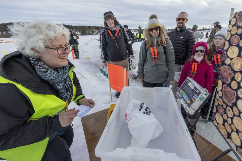 Her får familien Dybdahl og Glemmestad Stanes veid inn fangsten sin.