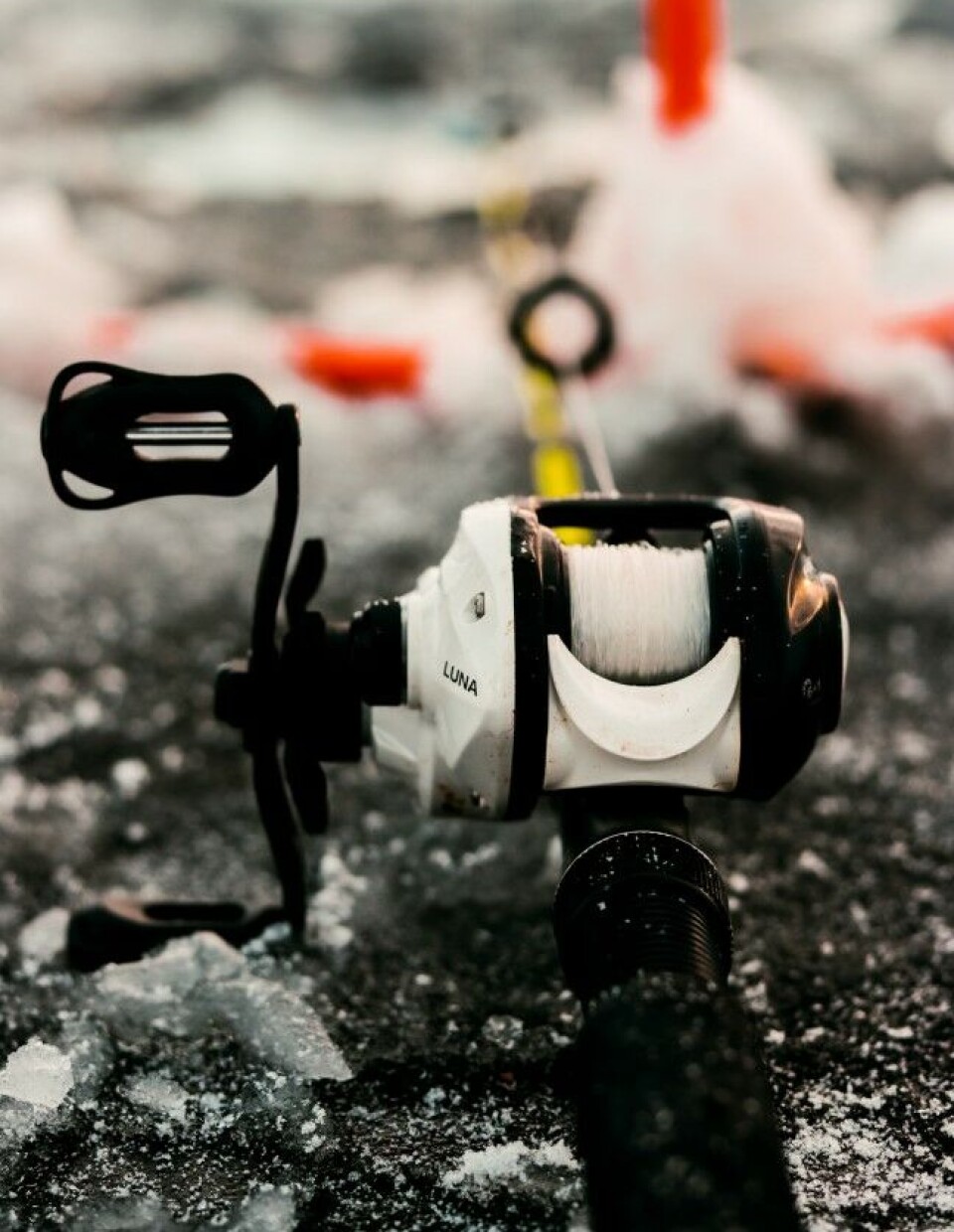 Er det lite snø på isen, kan du legge utstyret på bakken, er det mye snø bør du ha et stangstativ.