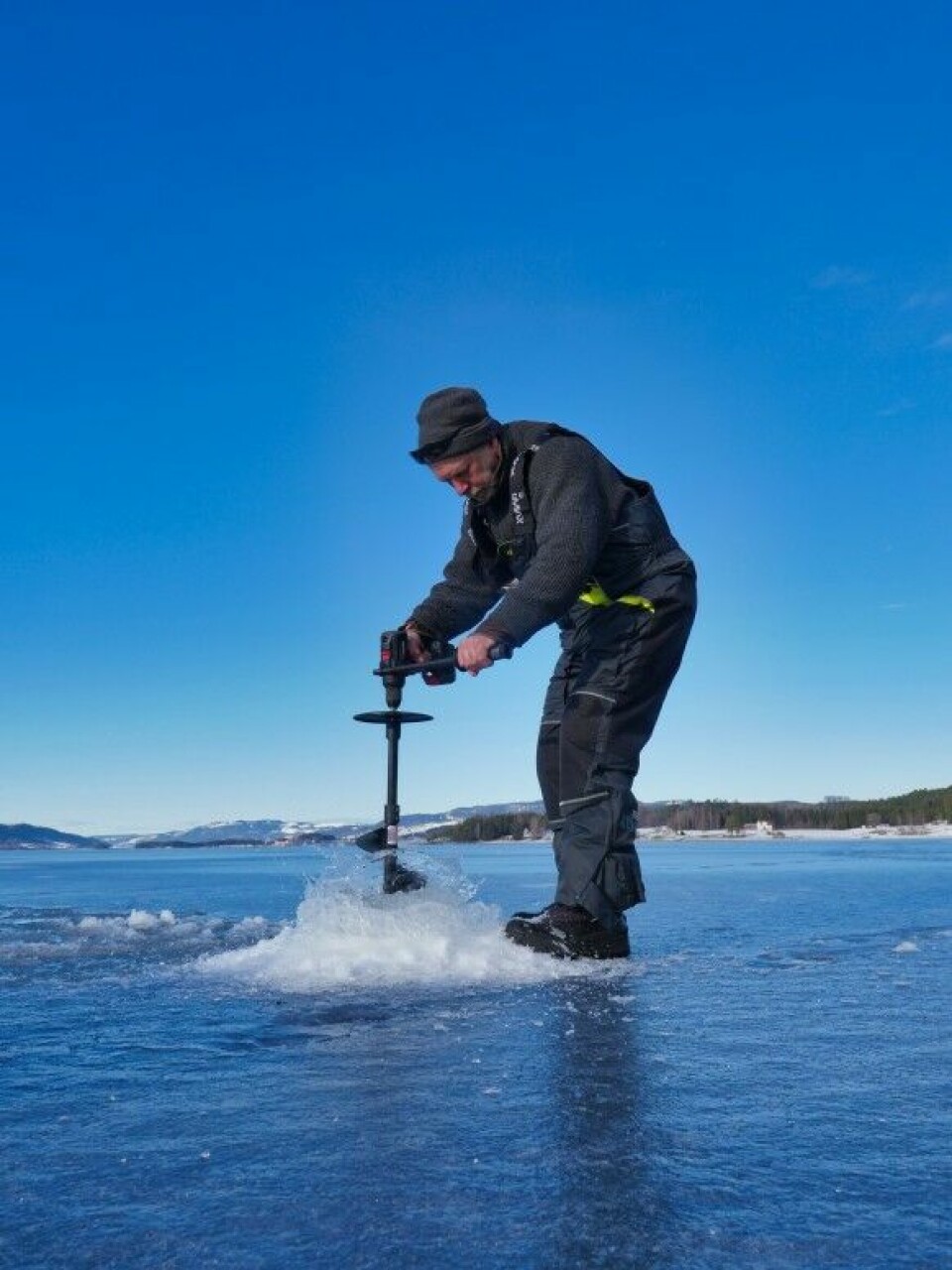 Med en vanlig drill kan du forvandle de fleste isbor til en «fiskemaskin» som lar deg drille nye hull på sekunder. Husk at drillen må være kraftig, bruk derfor støttearm.