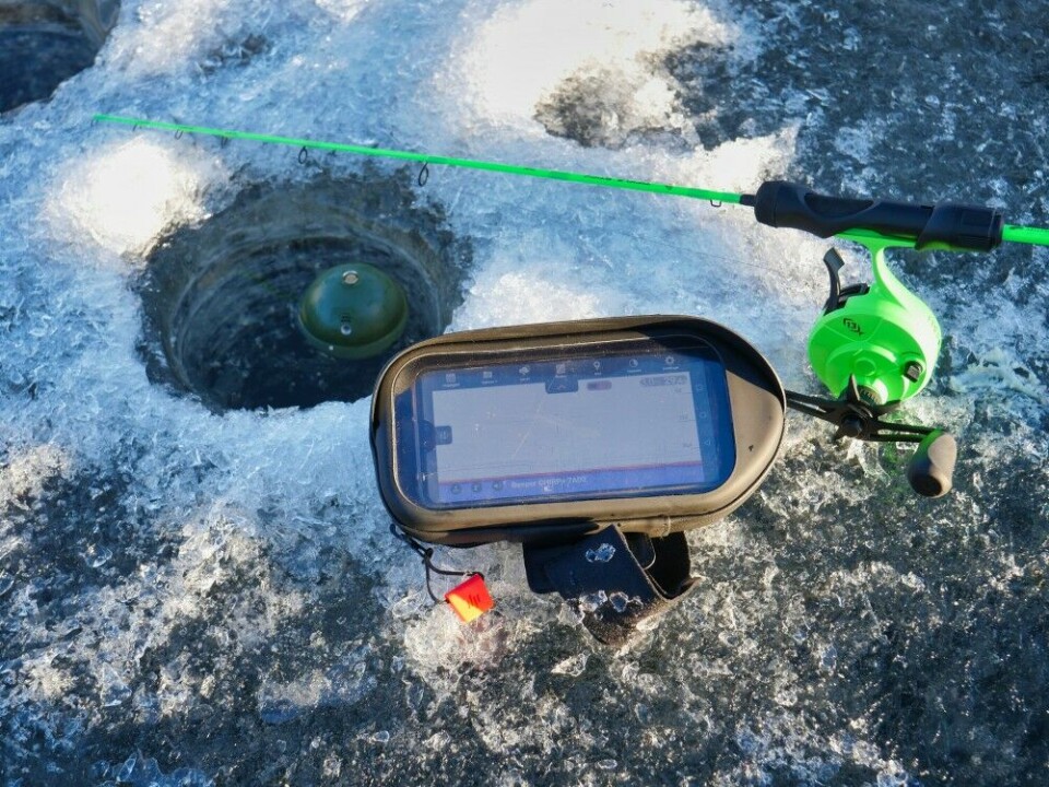 Deepers flytende og trådløse ekkoloddkuler bruker wifi og en telefonapp for å danne et detaljert og godt ekkoloddbilde på isen.