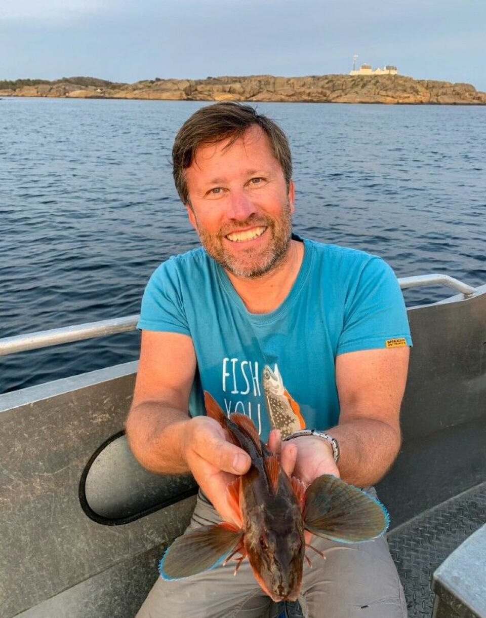 Artikkelforfatteren, her med en rødknurr, ligger med sine 64 ulike fiskearter i Norge åtte arter foran frua. Og han akter ikke å bli innhentet! Artikkelforfatteren, her med en rødknurr, ligger med sine 64 ulike fiskearter i Norge åtte arter foran frua. Og han akter ikke å bli innhentet!