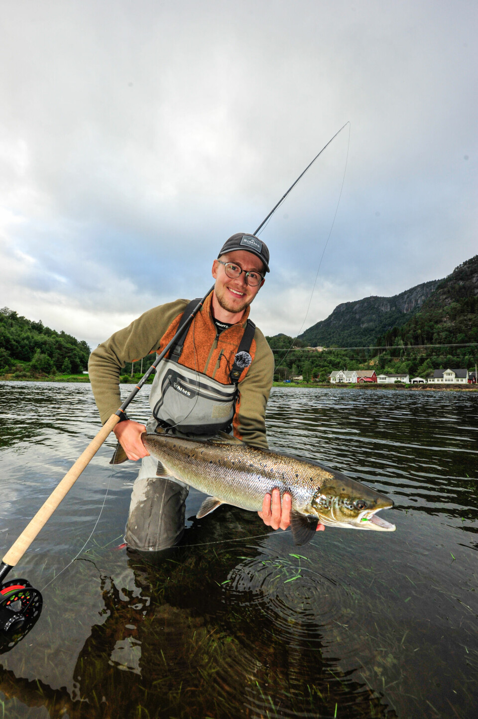 Vetle Kjærstad med Kvina- laks på sju kilo. Han kan vise til rundt 60 laks så langt i sesongen, etter en omfattende turné til ulike elver.