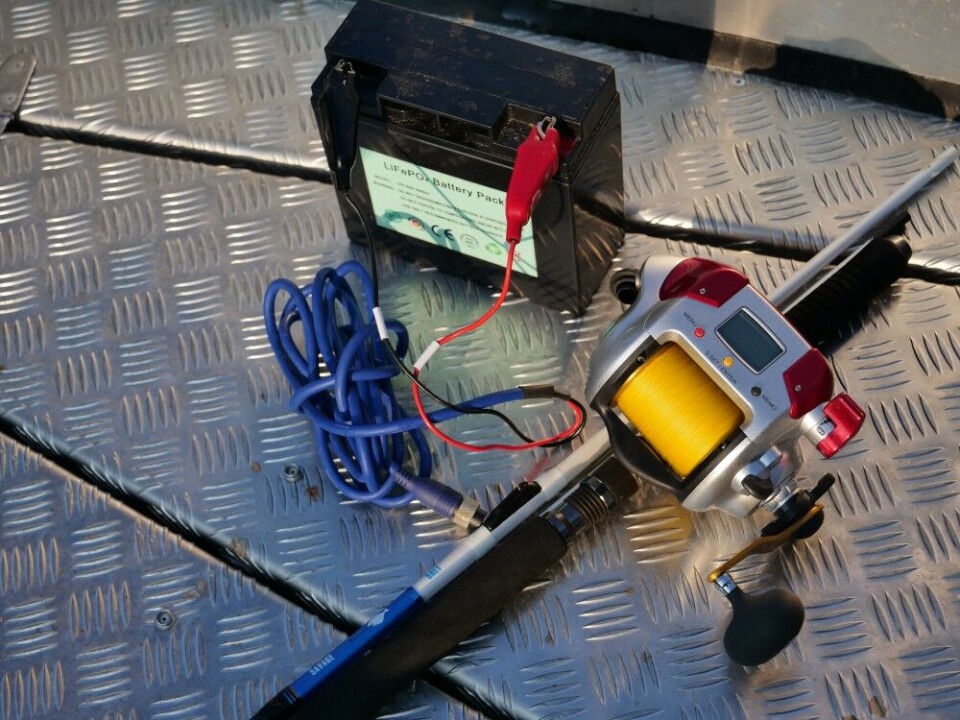 Batteriet medfører litt drass. Et tips kan være å putte det i ei rumpetaske. Da kan du bevege deg fritt rundt, eller klipse taska til relingen/båtripa når stanga står montert. Batteriet medfører litt drass. Et tips kan være å putte det i ei rumpetaske. Da kan du bevege deg fritt rundt, eller klipse taska til relingen/båtripa når stanga står montert.