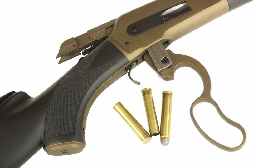 Nettopp kapasiteten til å håndtere lange patroner som kaliber .45-70 og .50-90 ga popularitet til Winchesters modell 1886. Boarbusteren bærer dette videre med kaliber .444 Marlin, som er en grov, men moderne patron fra 1964. Den har høyere arbeidstrykk enn de gamle svartkruttpatronene. Nettopp kapasiteten til å håndtere lange patroner som kaliber .45-70 og .50-90 ga popularitet til Winchesters modell 1886. Boarbusteren bærer dette videre med kaliber .444 Marlin, som er en grov, men moderne patron fra 1964. Den har høyere arbeidstrykk enn de gamle svartkruttpatronene.