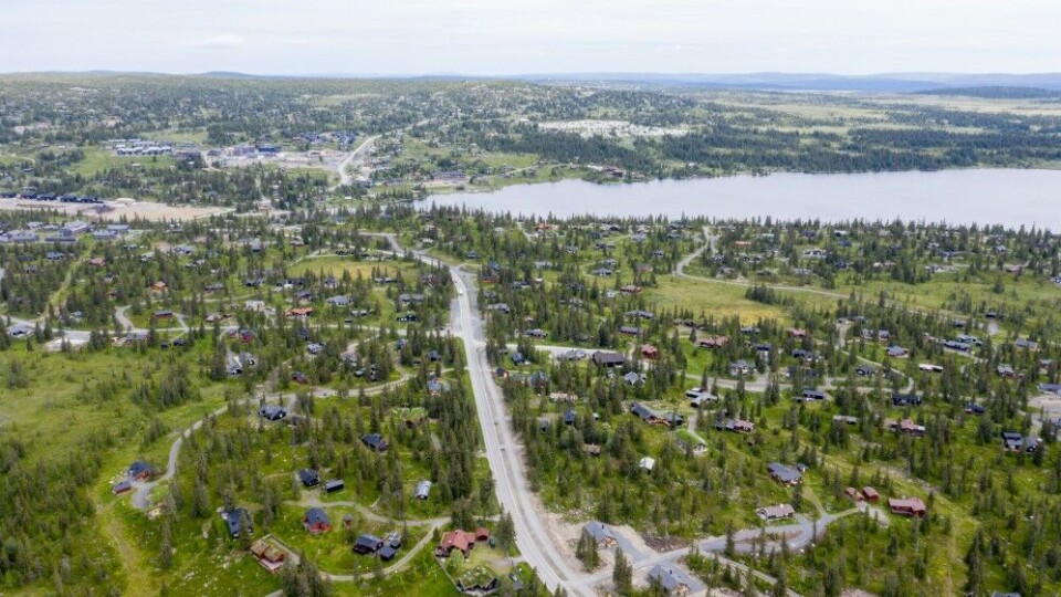 Store hytterbyer spiser seg bit for bit inn i reinens leveområder. Her fra Sjusjøen, men alle våre villreinfjell sliter med mer eller mindre den samme utfordringen. Store hytterbyer spiser seg bit for bit inn i reinens leveområder. Her fra Sjusjøen, men alle våre villreinfjell sliter med mer eller mindre den samme utfordringen.