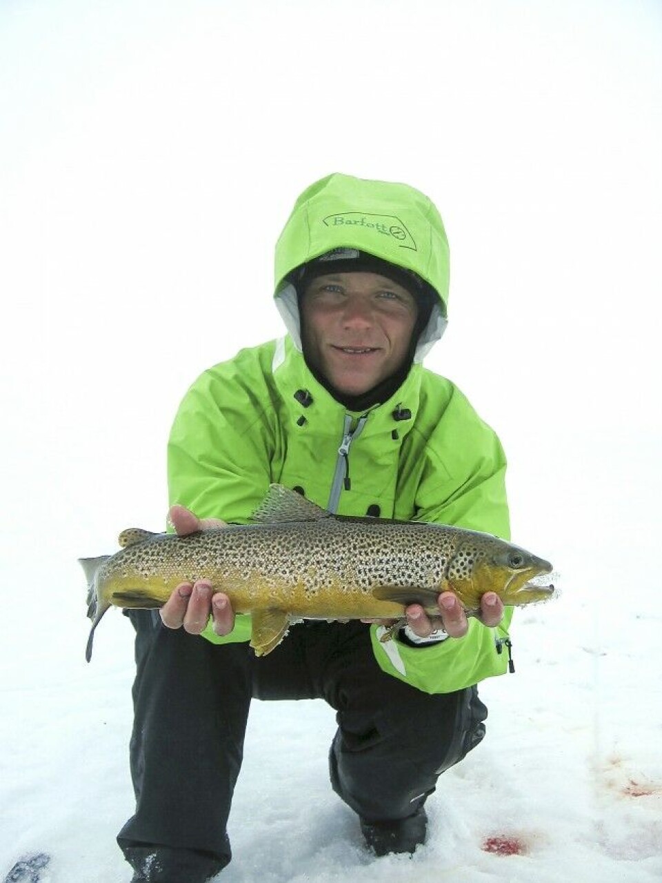 Denne lykkelige fiskeren har hatt full klaff i Børge- fjell på selveste nasjonal- dagen. Med myke balansepilker, tok fisket av, og flere flotte ørreter ble resultatet. Denne lykkelige fiskeren har hatt full klaff i Børge- fjell på selveste nasjonal- dagen. Med myke balansepilker, tok fisket av, og flere flotte ørreter ble resultatet.