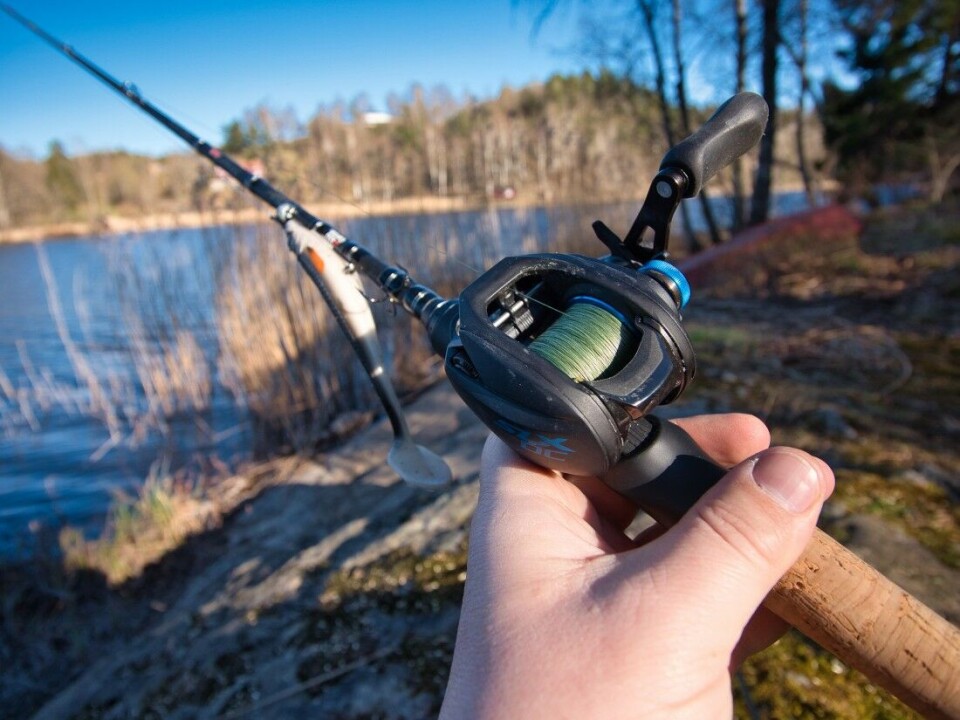 Mange foretrekker myke liner på multiplikatorsneller. 131 er en behagelig variant som med sin konstante runde form, legger seg godt på spolen og forlater spolen mykt, lett og ledig under kast. Mange foretrekker myke liner på multiplikatorsneller. 131 er en behagelig variant som med sin konstante runde form, legger seg godt på spolen og forlater spolen mykt, lett og ledig under kast.