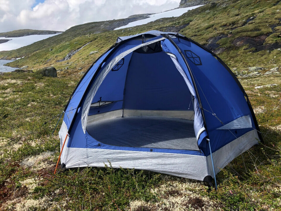 Inngangsdøren kan rulles opp, men myggneting er et savn på de varme sommernettene. De grå delene av teltet er Dyneema.