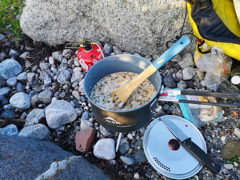 Settet består av tre deler som kan pakkes i hverandre. Stekepanna havner utenfor og gjør at alt av brennere, håndtak og gassbokser rasler løst under transport. Vi synes det er rart at settet ikke leveres i et eget etui, og savner en løs eller fast piezo-tenner. Settet består av tre deler som kan pakkes i hverandre. Stekepanna havner utenfor og gjør at alt av brennere, håndtak og gassbokser rasler løst under transport. Vi synes det er rart at settet ikke leveres i et eget etui, og savner en løs eller fast piezo-tenner.