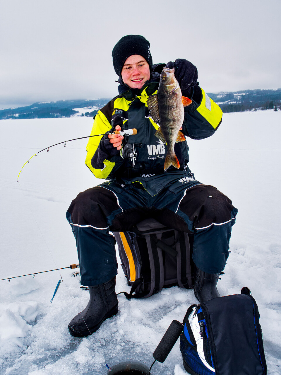 Fiskeren på bildet baserer hele oppsettes sitt, valg av plass, agn og fiskedyp etter ekkoloddets signaler. Fiskeren på bildet baserer hele oppsettes sitt, valg av plass, agn og fiskedyp etter ekkoloddets signaler.