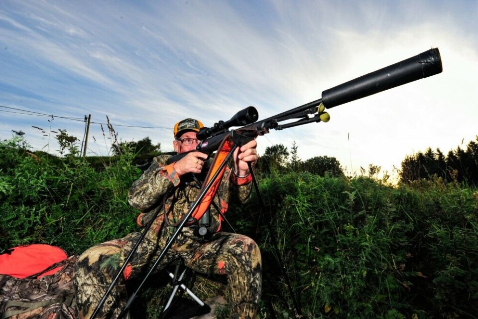 «Bukkeriggen» til Asbjørn består av en Blaser R8 og et Z6i sikte fra Swarovski med opplyst retikkel. Særlig bedre utrustet skal det godt gjøres å bli. En skytestokk kan også være gull verdt i mange situasjoner. «Bukkeriggen» til Asbjørn består av en Blaser R8 og et Z6i sikte fra Swarovski med opplyst retikkel. Særlig bedre utrustet skal det godt gjøres å bli. En skytestokk kan også være gull verdt i mange situasjoner.