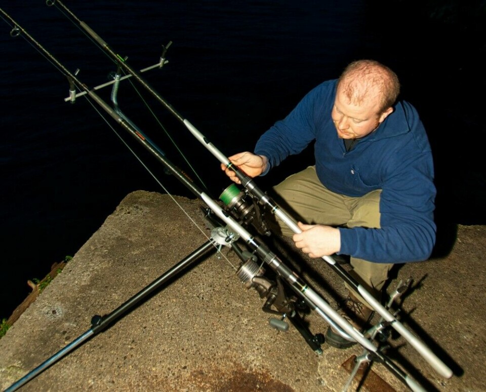 Nattfiske med agn langs dype fjorder eller langgrunne strender er populært og effektivt. Fra gamle kaier eller bratte fjellsider kan man nå ut og ned til et fantastisk fiske etter mange arter. Her fisker Lars Ivar Dale etter lange, brosme og andre dypvannsfisk på 150 meters dyp utenfor Bergen.